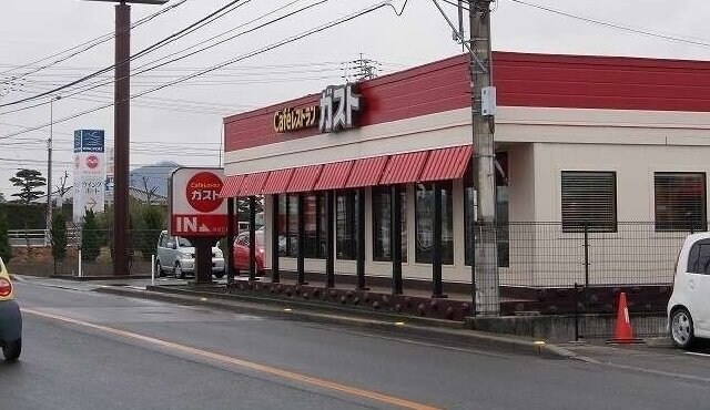 物件外観写真5　(ガスト　三名店さんまで1800m)