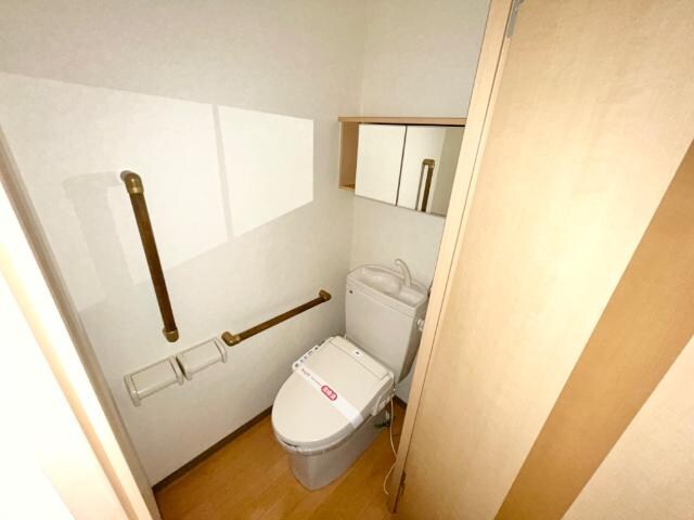 物件内観写真16　(シャワー付トイレ)