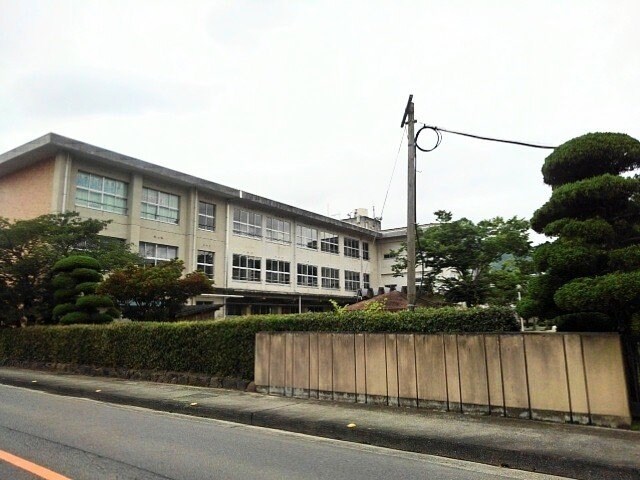 物件外観写真2　(三豊市立比地小学校まで500m)