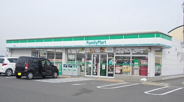 物件外観写真3　(ファミリーマートまで350m)