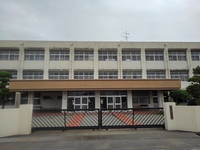 物件外観写真3　(三豊市立本山小学校まで800m)