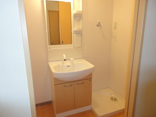 物件内観写真5　(洗濯機置場と脱衣所)