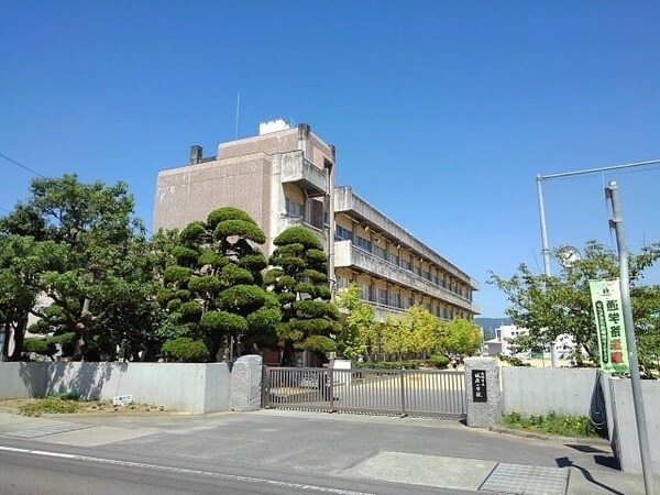 周辺環境(丸亀市立城辰小学校まで2200m)