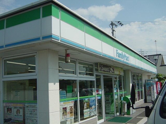 物件外観写真6　(ファミリーマート（コンビニ）まで1,000ｍ)
