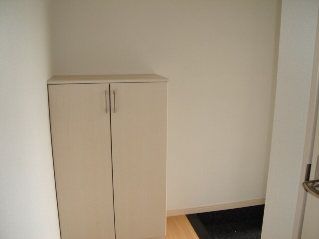 物件内観写真2　(玄関収納)