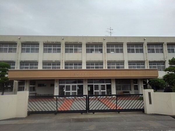 周辺環境(三豊市立本山小学校まで850m)