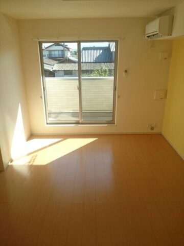 物件内観写真9　(ゆったりとした居間です)