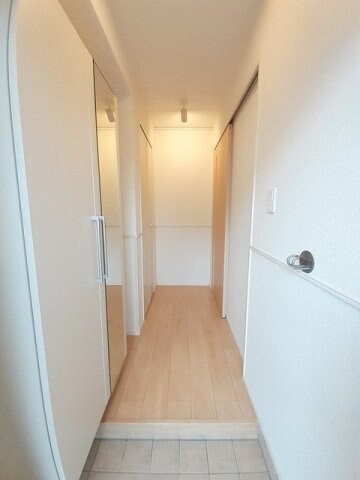 物件内観写真15　(ゆったりとした玄関です)