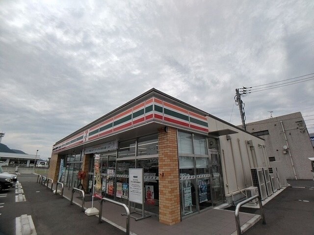 物件外観写真3　(セブンイレブン善通寺上吉田店まで1100m)