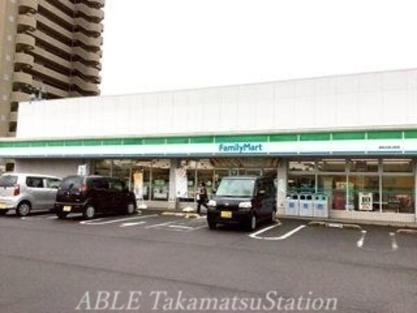 周辺環境(ファミリーマート高松太田店 561m)