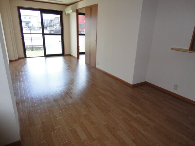 物件内観写真3　(リビング)