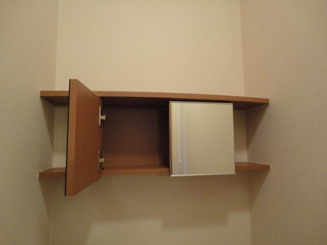 物件内観写真15　(トイレ戸棚)