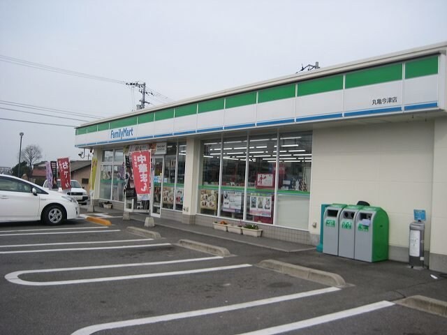 物件外観写真3　(ファミリーマート丸亀今津店まで300m)
