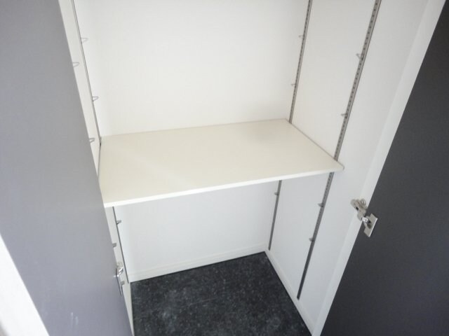 物件内観写真16　(玄関収納)