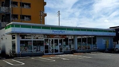 物件外観写真5　(ファミリーマート高松国際ホテルまで450m)