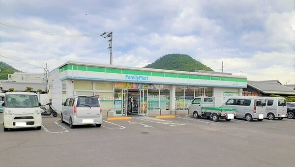 周辺環境(ファミリーマート高松西ハゼ町店まで900m)