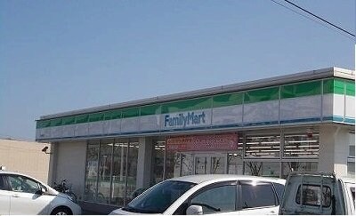 物件外観写真7　(ファミリーマートさんまで1000m)