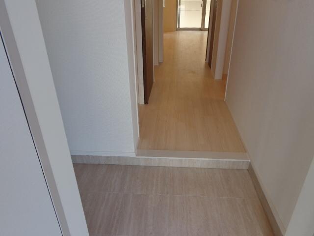 物件内観写真10　(玄関)