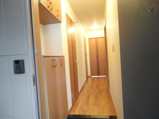 物件内観写真8　(玄関と廊下)