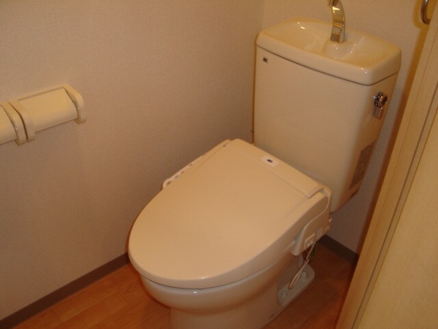 物件内観写真8　(シャワー付トイレ)