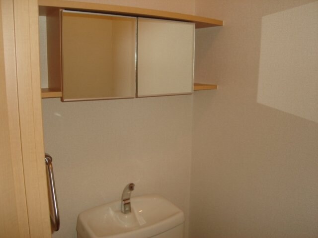 物件内観写真12　(トイレ収納)