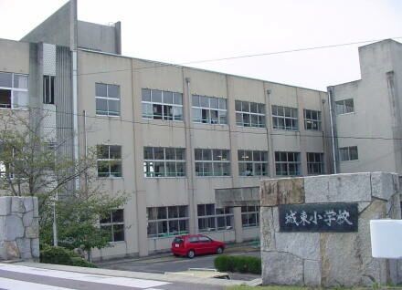 物件外観写真8　(丸亀市立城東小学校まで1,927ｍ)