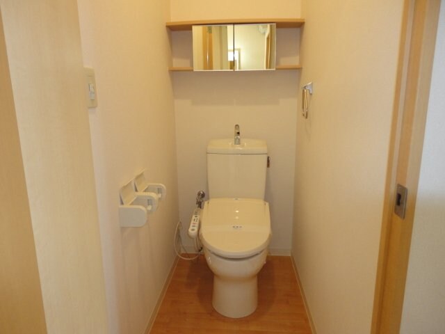 物件内観写真8　(シャワー付トイレ)