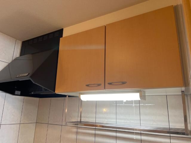 物件内観写真11　(キッチン上吊り収納)