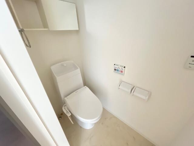 物件内観写真6　(シャワー付トイレ)