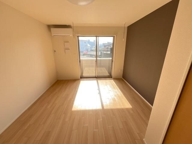 物件内観写真2　(リビング)