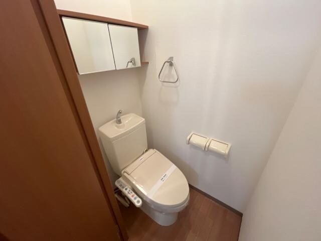 物件内観写真5　(シャワー付トイレ)