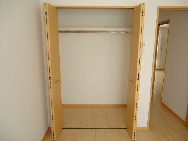 物件内観写真10　(洋室収納)