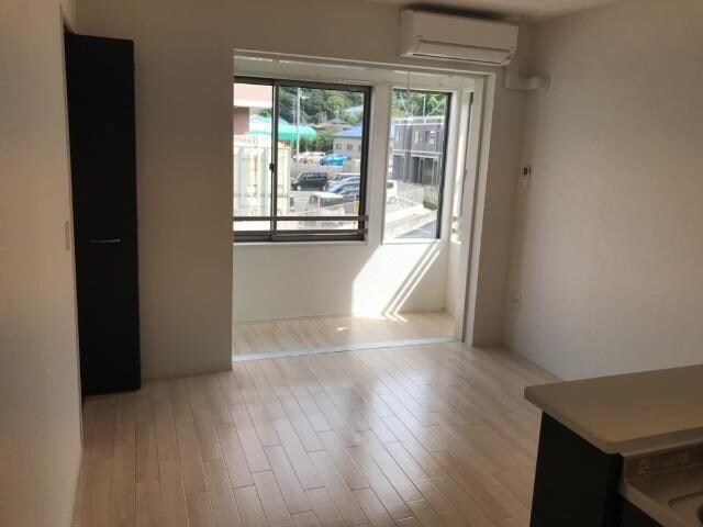 物件内観写真2　(リビング)