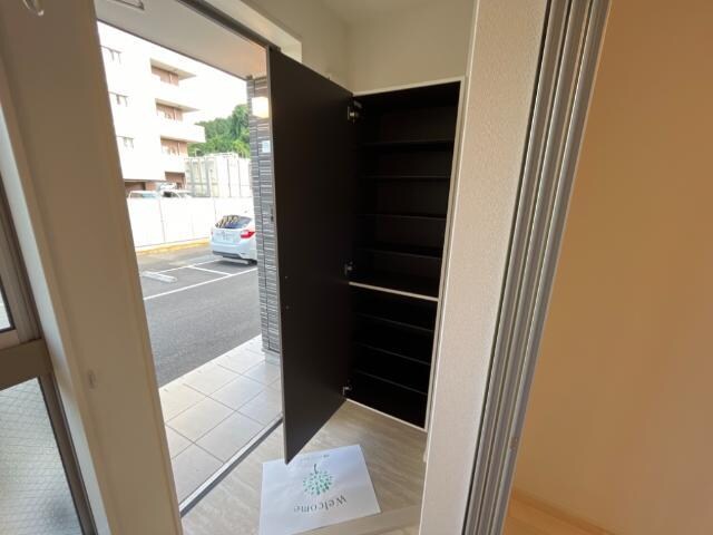 物件内観写真9　(玄関)