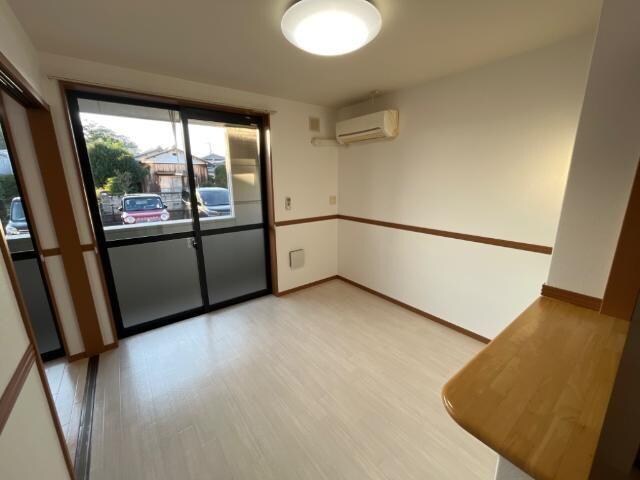 物件内観写真2　(リビング)