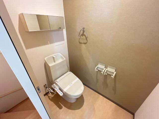 物件内観写真6　(シャワー付トイレ)