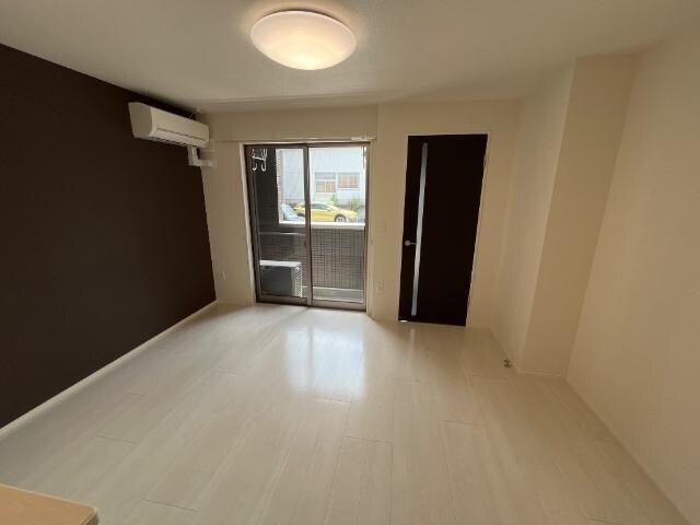 物件内観写真2　(リビング)