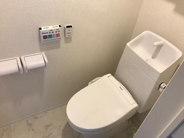 物件内観写真6　(シャワー付トイレ)