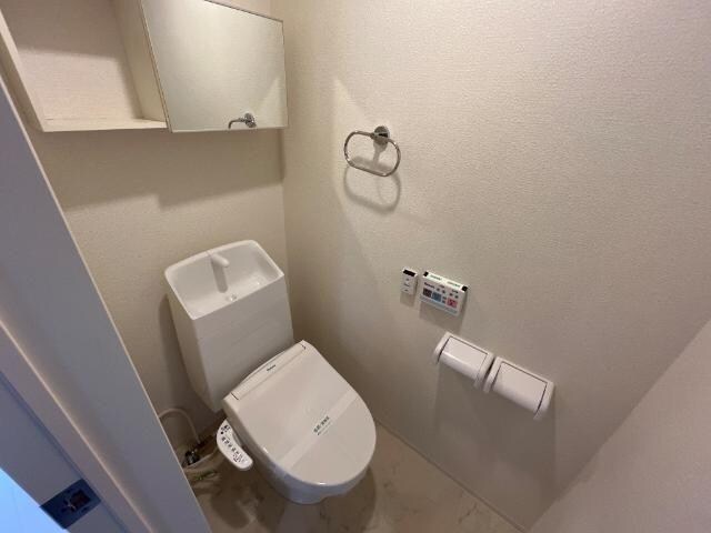 物件内観写真6　(シャワー付トイレ)