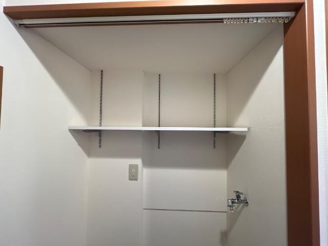 物件内観写真15　(洗濯機上棚)