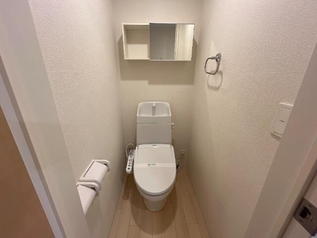 物件内観写真5　(シャワー付トイレ)