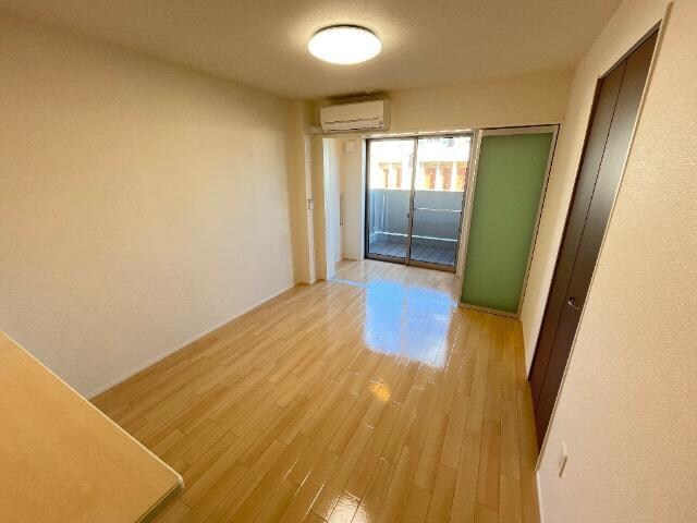 物件内観写真2　(リビング)