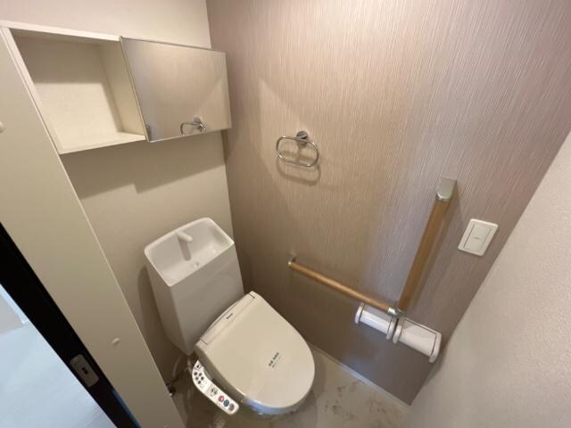 物件内観写真5　(シャワー付トイレ)