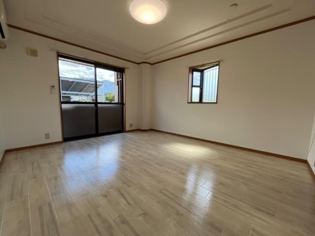 物件内観写真2　(リビング)