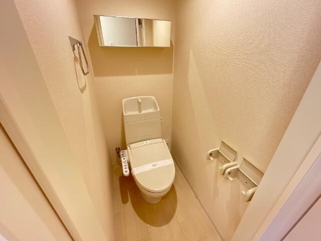 物件内観写真5　(シャワー付トイレ)