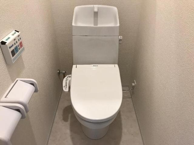 物件内観写真5　(シャワー付トイレ)