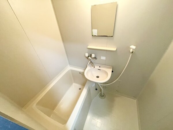 浴室(※反転した間取りの別部屋の写真です。現況優先)