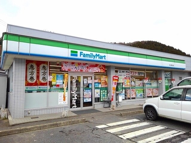 物件外観写真3　(ファミリーマート 美ノ郷三成店まで500m)