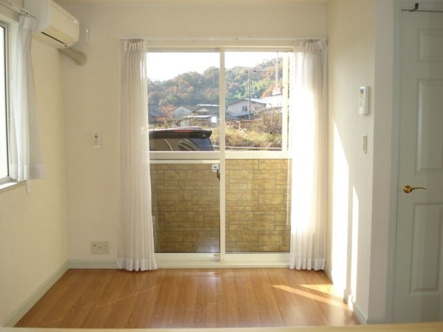 物件内観写真3　(リビング・エアコン付)