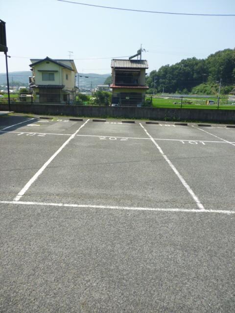 物件外観写真5　(駐車スペース（縦列２台）)